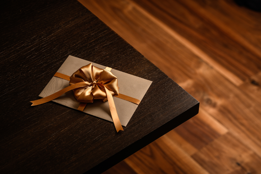 Umschlag mit Schlaufe auf einem Tisch